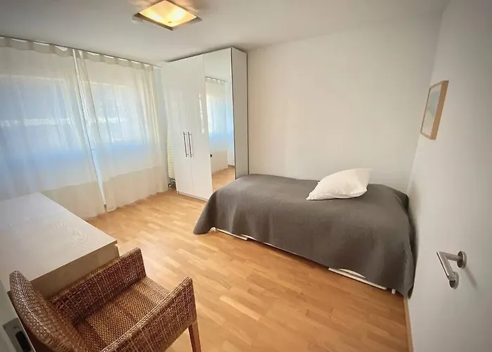 Good Location, Spacious, Comfortable And Bright!! *