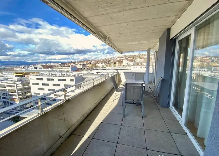 Good Location, Spacious, Comfortable And Bright!! Apartment *